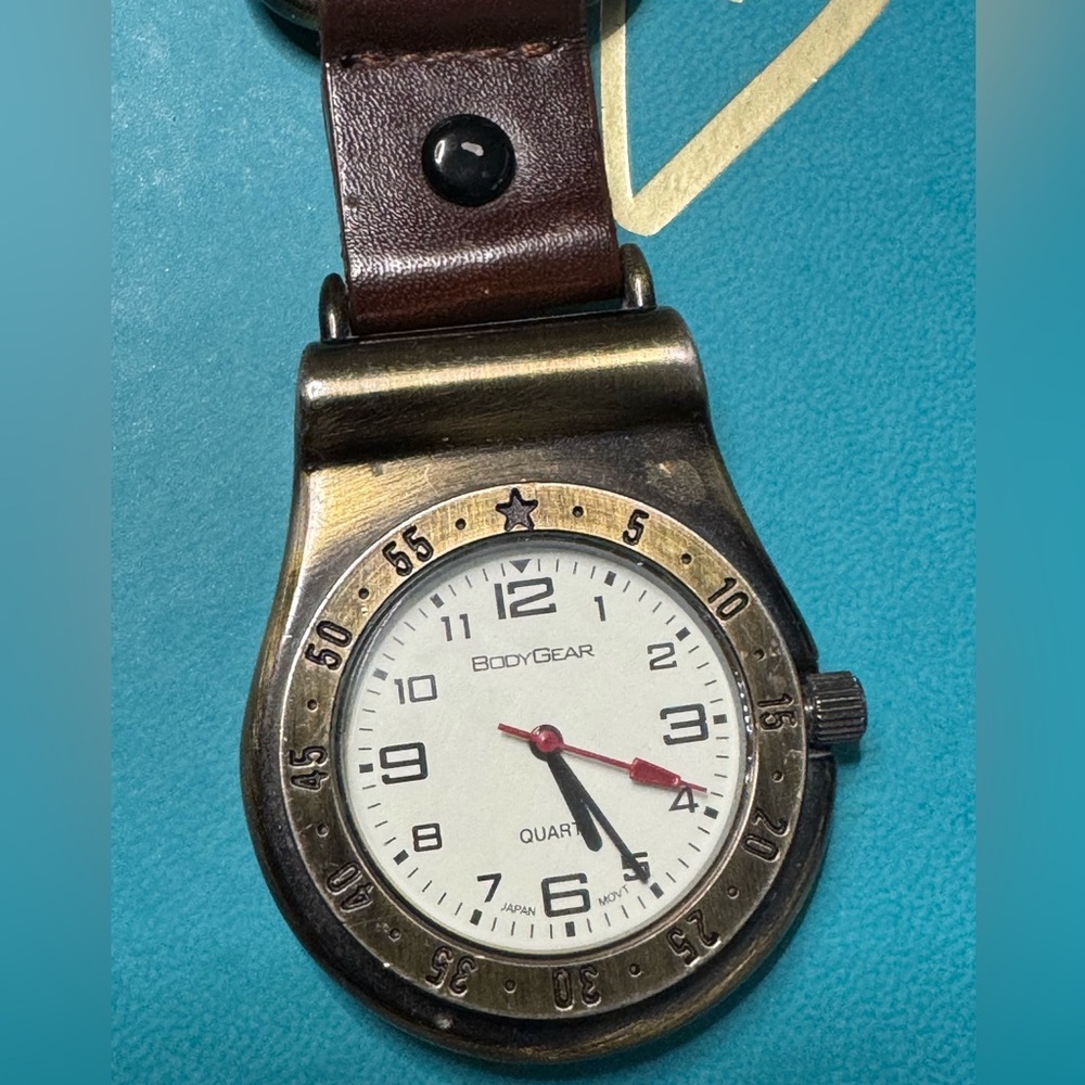 BODY GEAR CLIP ON Quartz Watch Vintage Leather Keychain Timepiece Brown - Picture 4 of 4